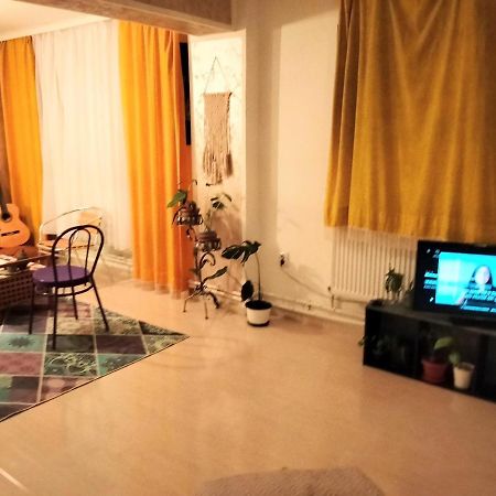 Royal Awoun Hostel Boekarest Buitenkant foto