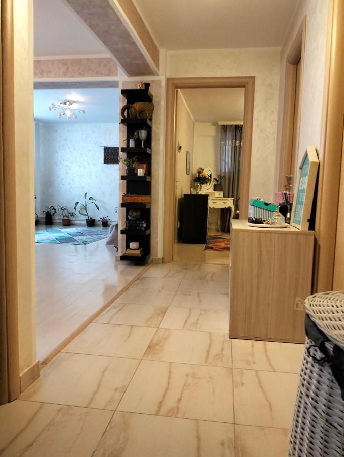 Royal Awoun Hostel Boekarest Buitenkant foto