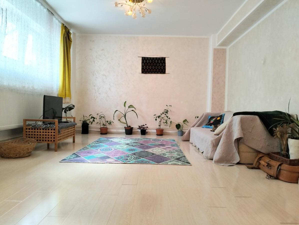 Royal Awoun Hostel Boekarest Buitenkant foto