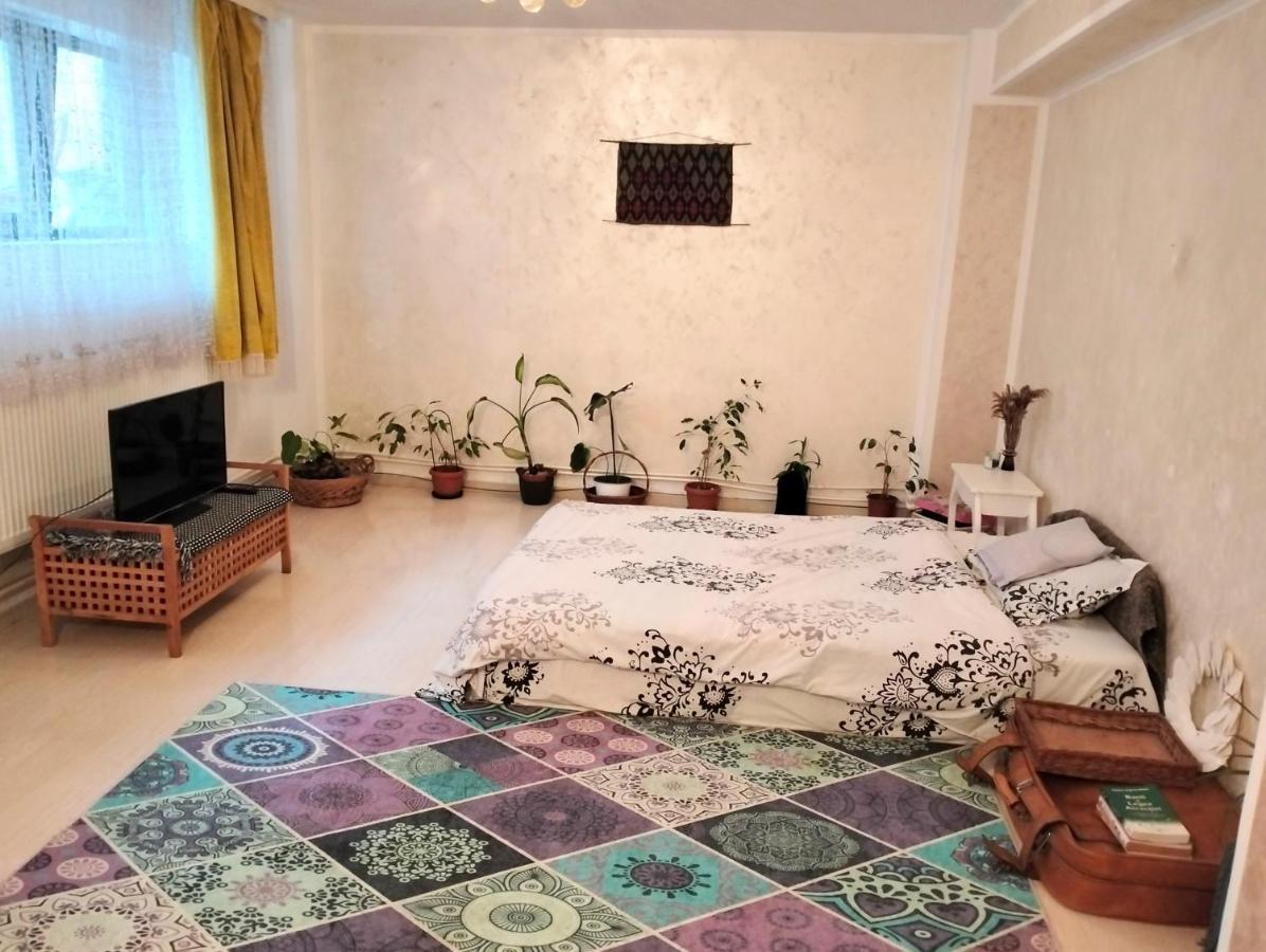 Royal Awoun Hostel Boekarest Buitenkant foto