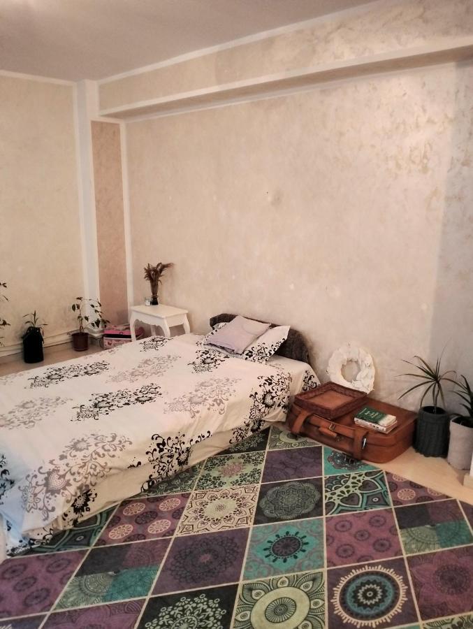 Royal Awoun Hostel Boekarest Buitenkant foto