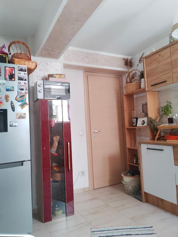 Royal Awoun Hostel Boekarest Buitenkant foto