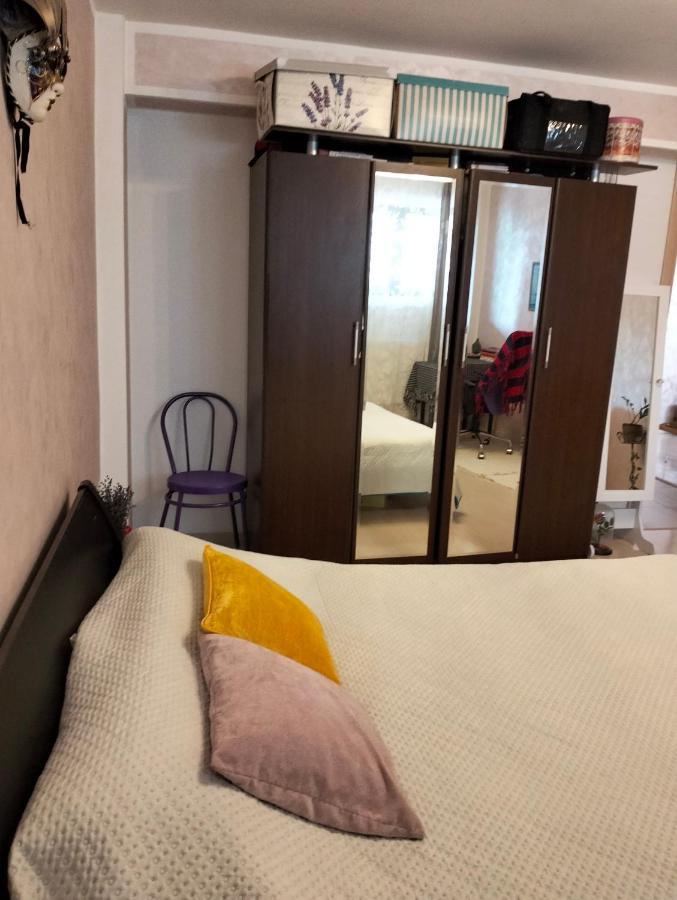 Royal Awoun Hostel Boekarest Buitenkant foto