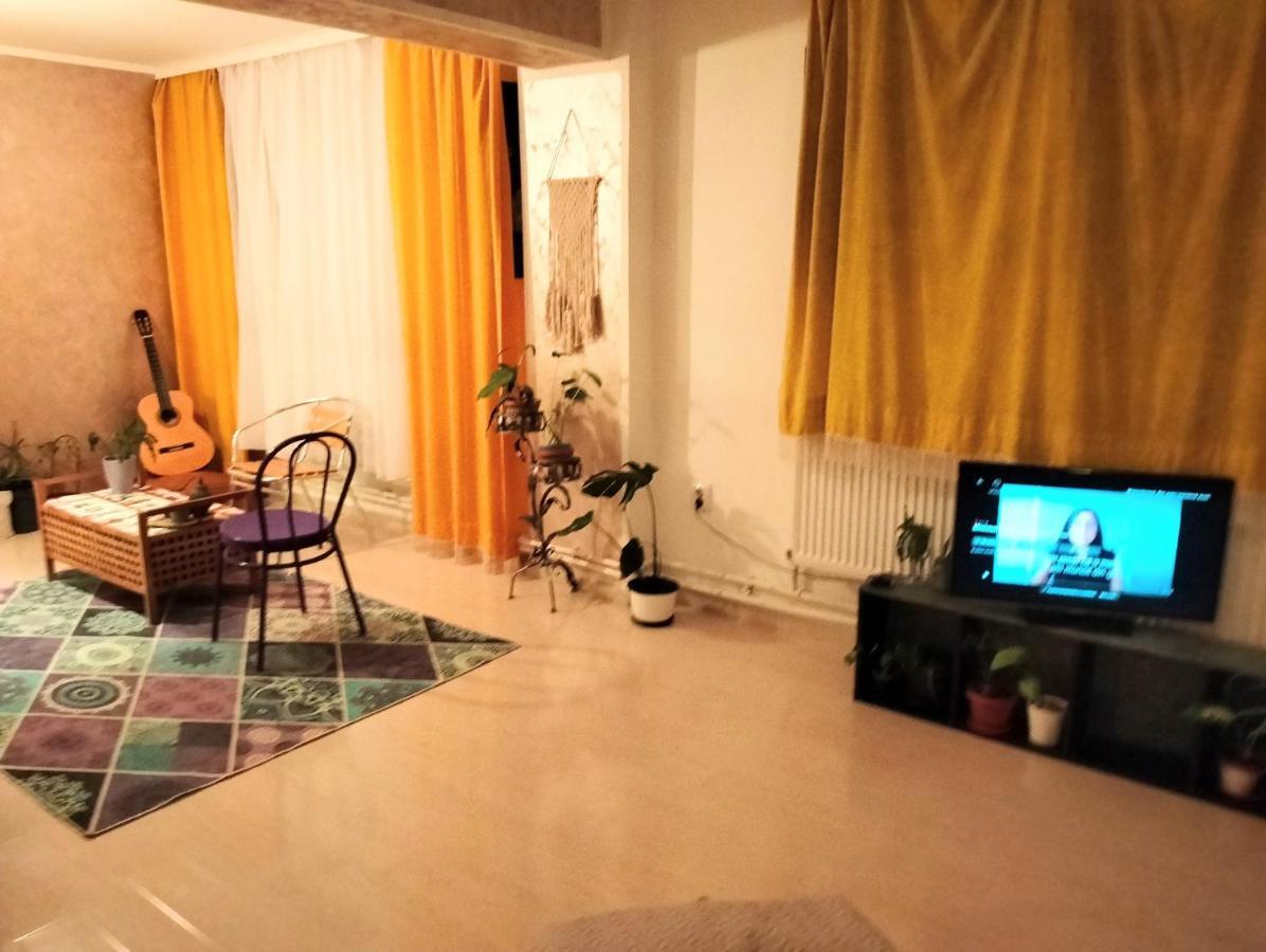 Royal Awoun Hostel Boekarest Buitenkant foto