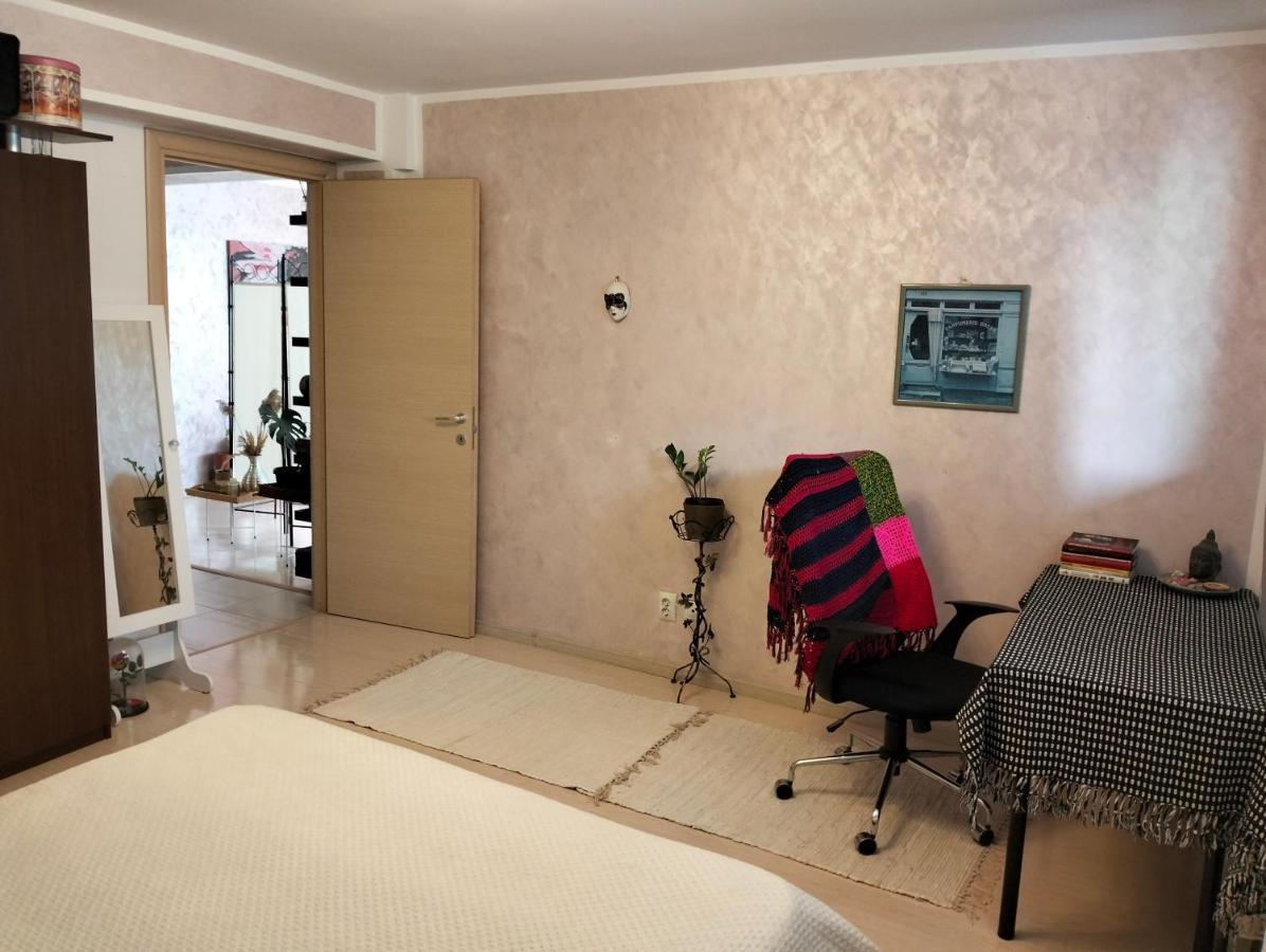 Royal Awoun Hostel Boekarest Buitenkant foto