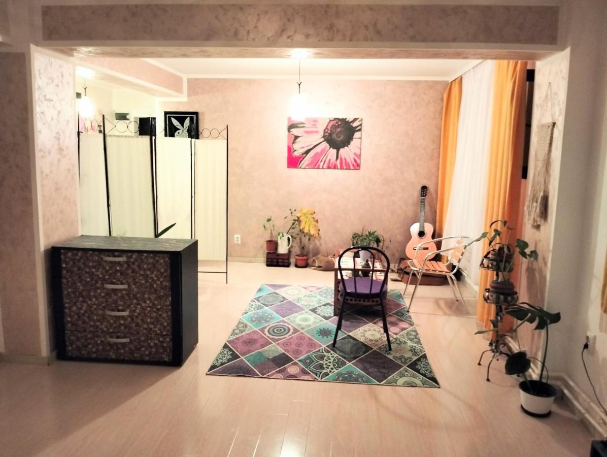 Royal Awoun Hostel Boekarest Buitenkant foto